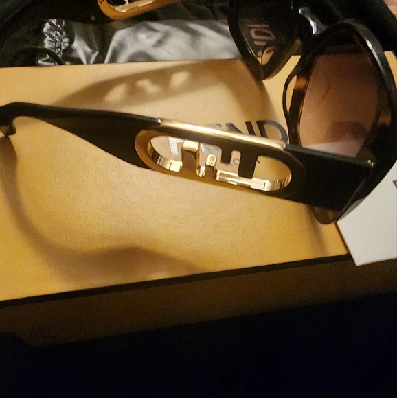 FENDI SUNGLASSES - Picture 4 of 4